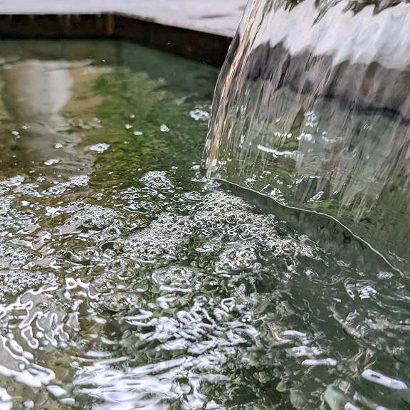 毎分2,000リットルが湧き出る山梨トップクラスの湯量