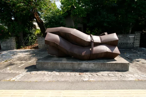 石和温泉駅前彫刻